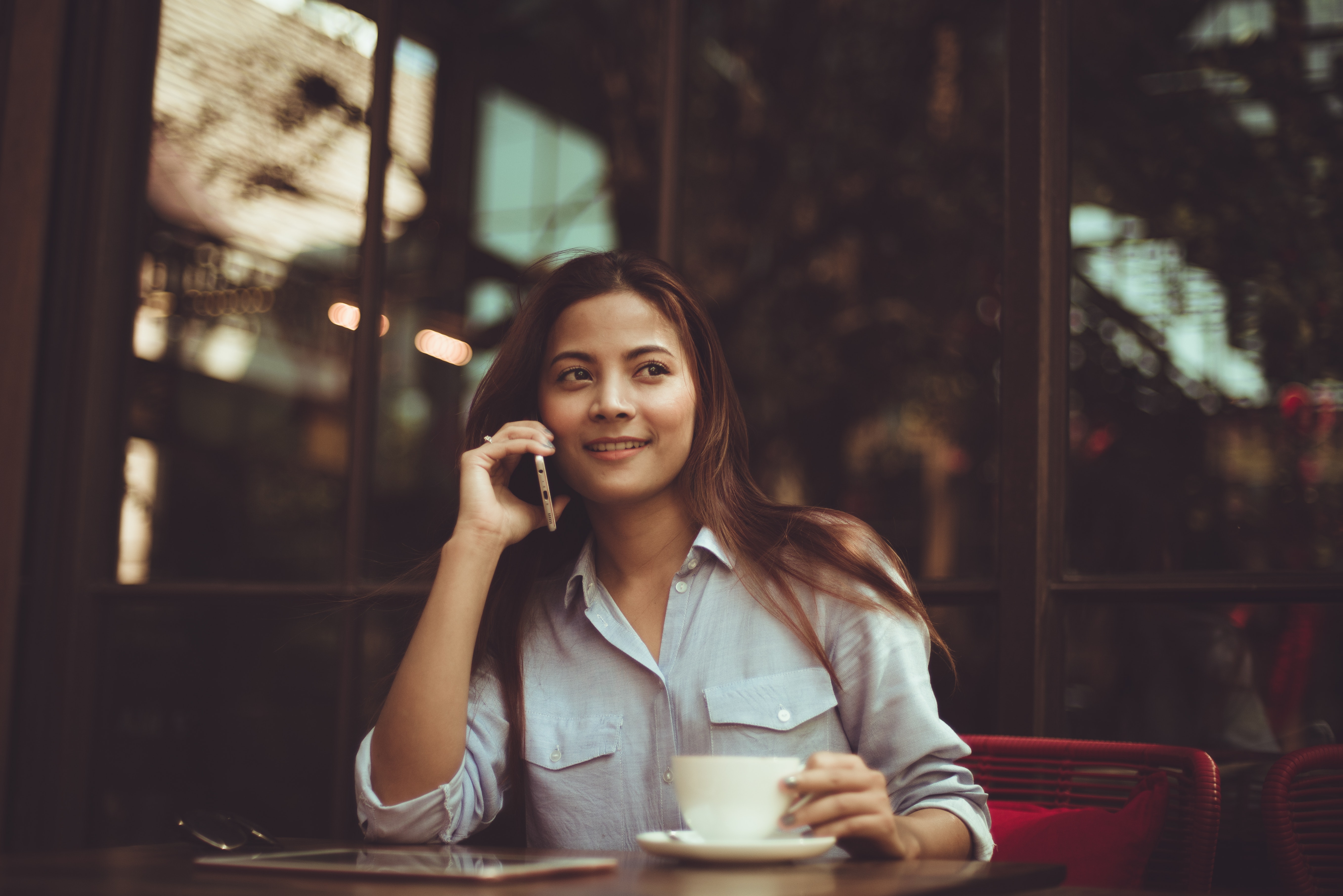 A bridesmaid making notes on her phone in a coffee shop