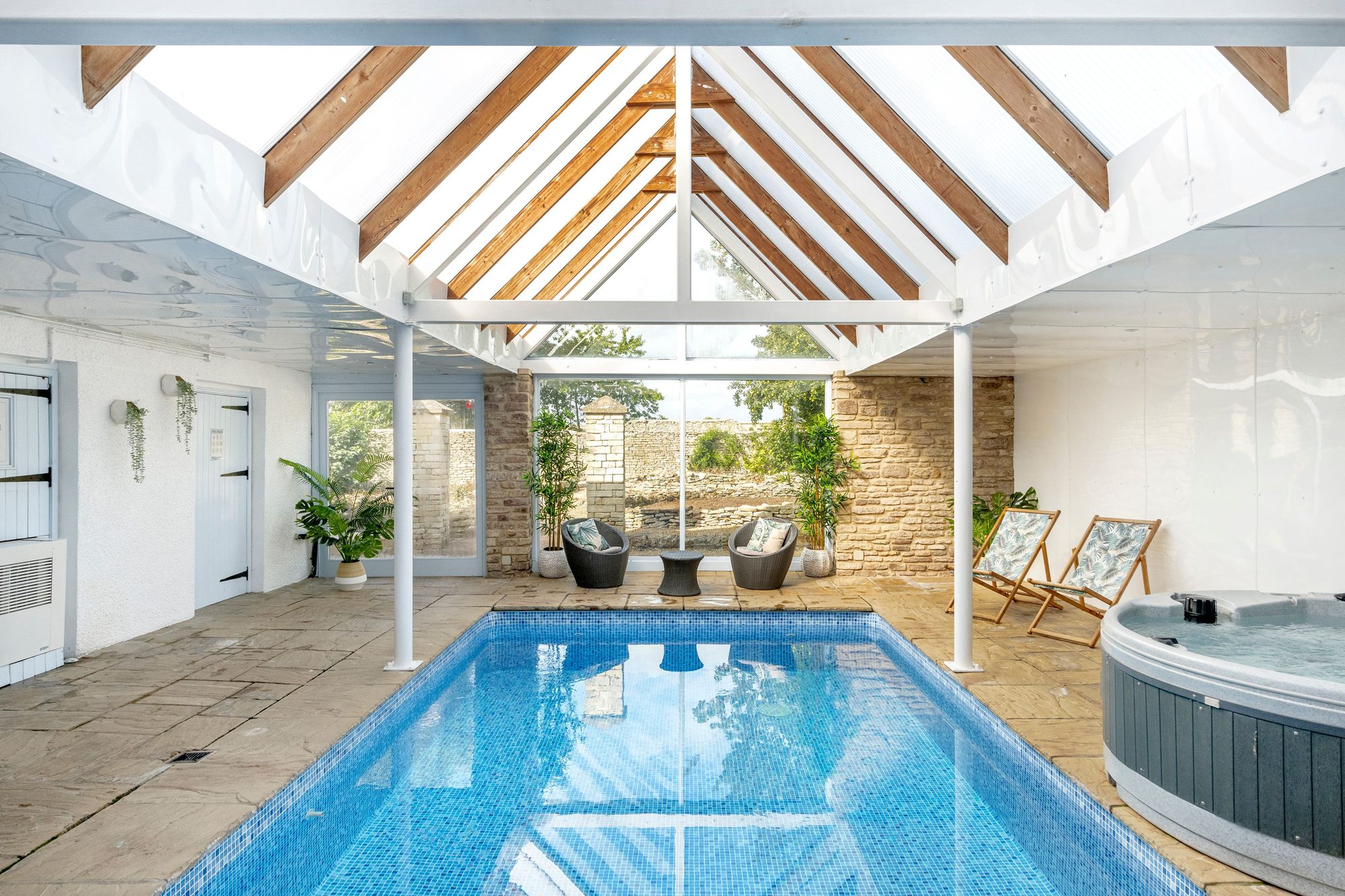 Beau's Spa House, hen weekend house with indoor pool on the edge of the Cotswolds