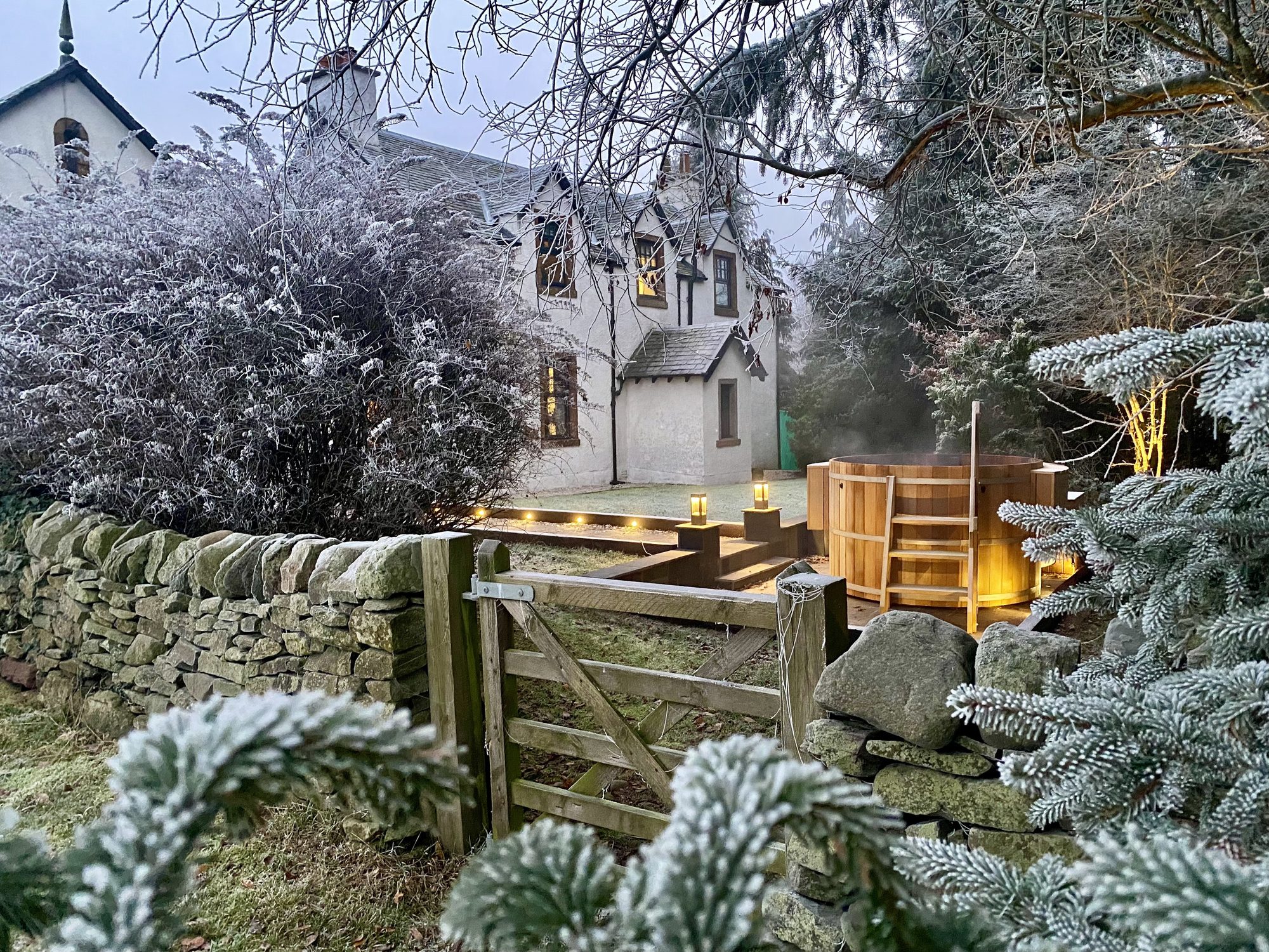 The Artist's Farmhouse with private hot tub in the garden