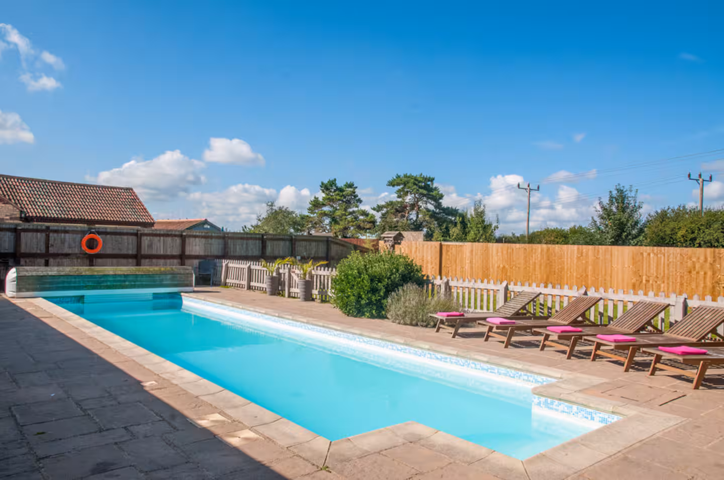 The Pool Club, hen weekend house with pool near Bath