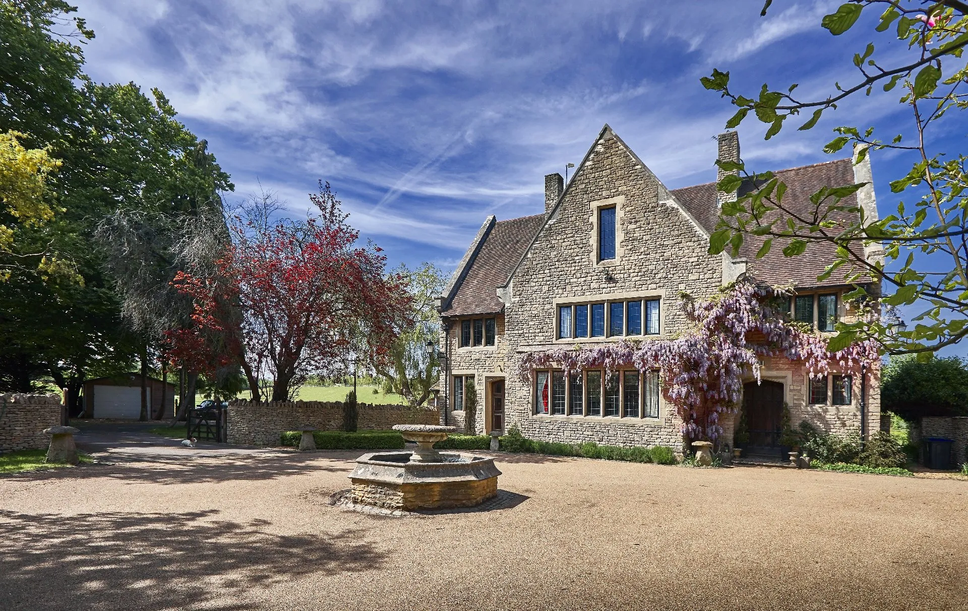 The Pretty Pub House, hen weekend house on the edge of the Cotswolds